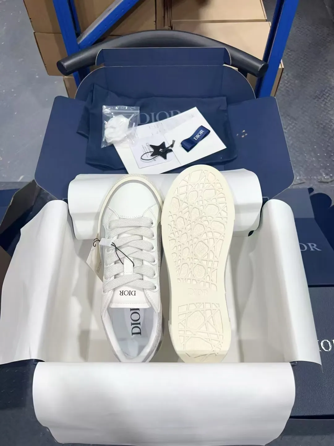 👟👟Ex-factory price 560👟👟 𝐃𝐢𝐨𝐫 𝐱 𝐒𝐭𝐨𝐧𝐞 𝐈𝐬𝐥𝐚𝐧𝐝 𝐁𝟯𝟯 Dior co-branded Stone Island new casual sports shoes Skateboard shoes 111111111 This B33 sneaker comes from the DIOR AND STONE ISLAND limited series. It is a new interpretation of the classic tennis shoe. The fashionable silhouette highlights the heavy texture. The black-dyed cotton has a delicate wash and soft texture, and is finished with the classic Oblique print on the sides, paying homage to the exceptional craftsmanship of the exclusive collaboration. The tongue is embossed with the Dior signature, while cannage panels on the front, DIOR AND STONE ISLAND signature on the back and insole. The rubber outsole features the Dior Oblique pattern, while a contrasting Dior 30 Avenue Montaigne signature on the rear adds style. It can add a modern touch to various casual looks, and can also be matched with other DIOR AND STONE ISLAND items. Exquisite packaging at the delivery counter🛍📦 Customized cowhide material, sheepskin lining, original molded outsole Size: 35-45